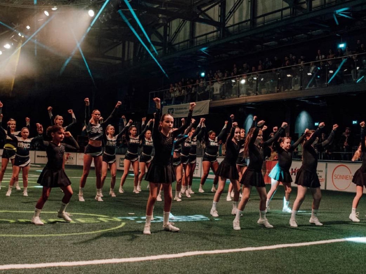 Cheerleader-Gruppe bei ihrem Auftritt vor dem Inklusionsspiel in der Halle 39