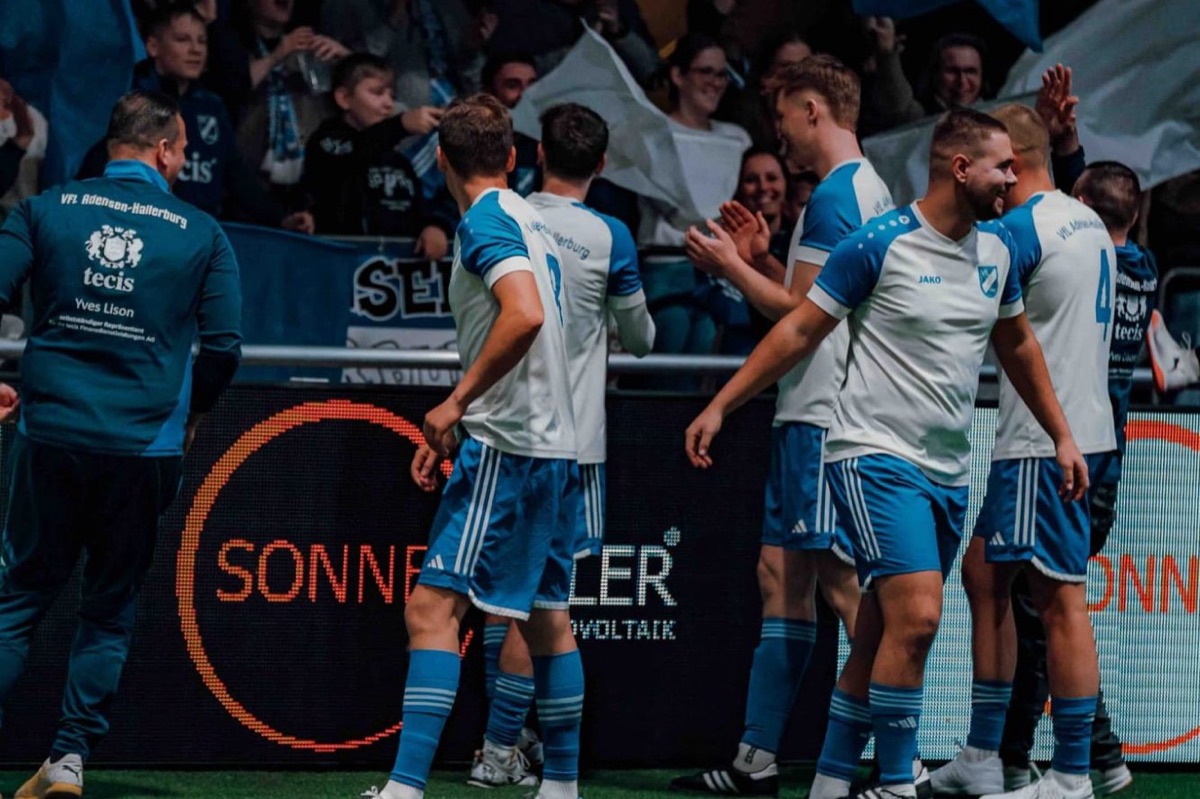 Spieler jubeln nach einem Tor vor der Tribüne in der Halle 39