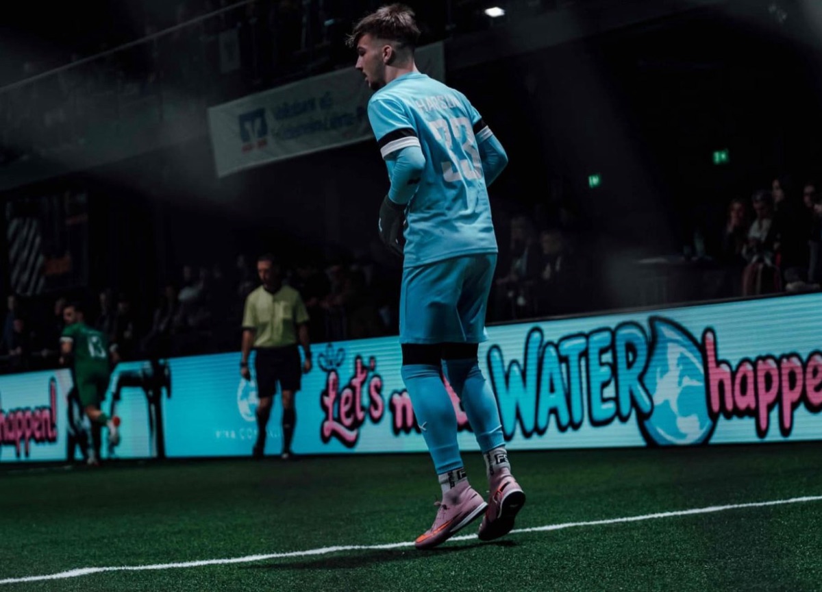 Spieler vor der LED-Bande mit dem Viva-con-Agua-Motto „Let's make water happen“